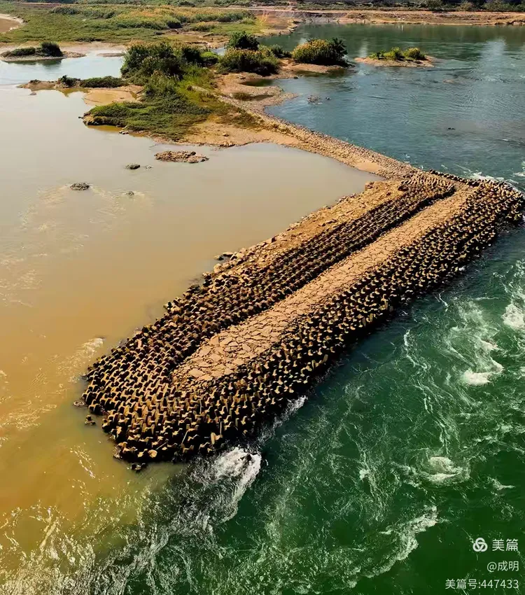 澜沧江与流沙河汇流处的黎明大桥风景